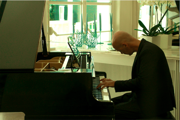 Emanuele Rodighiero al pianoforte, di profilo