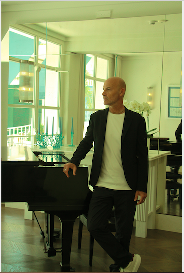 Emanuele Rodighiero in piedi accanto al pianoforte